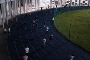 группа людей бежит на спортивном мероприятии